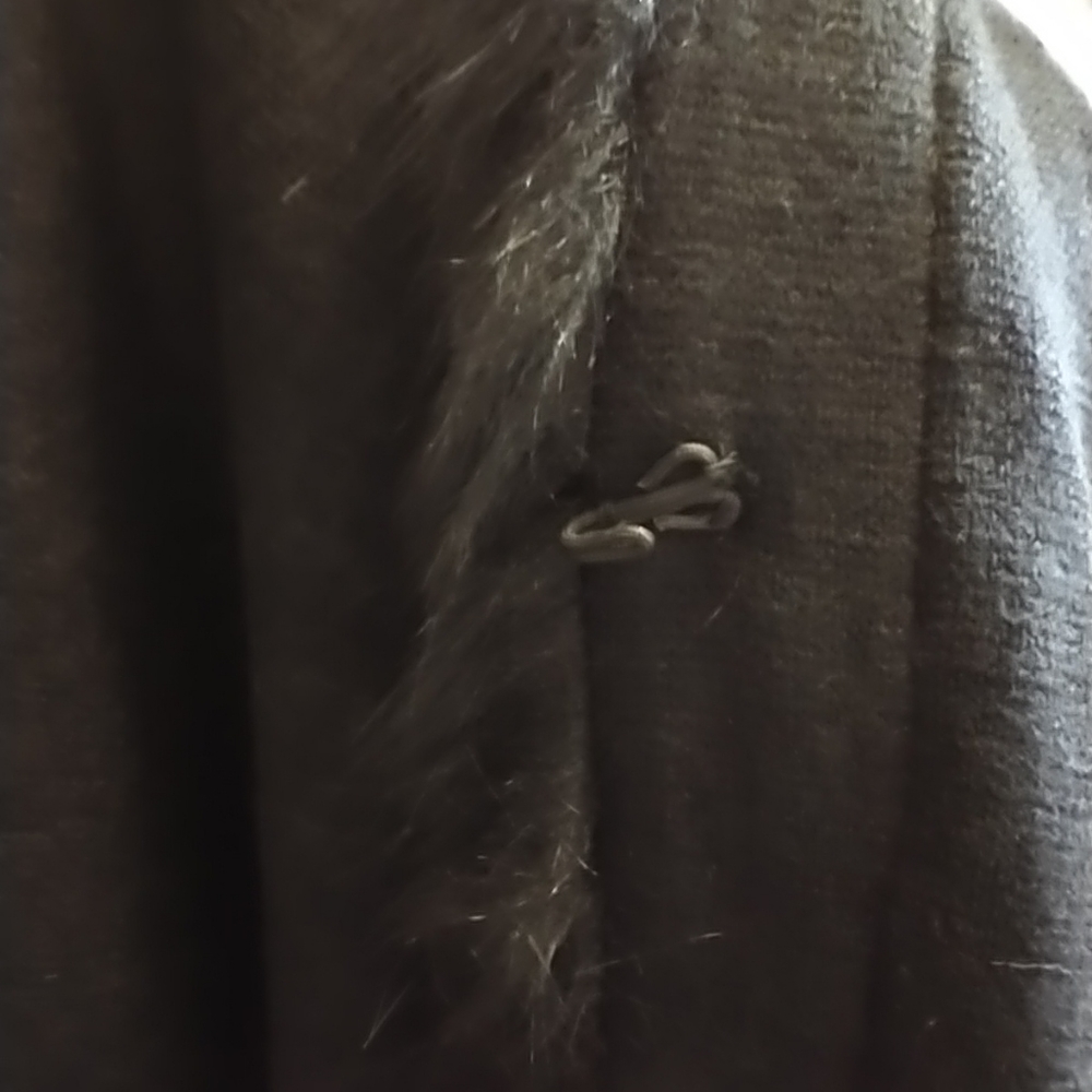 Faux fur Cape - Picture 2 of 3